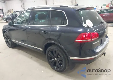 2017 Volkswagen Touareg V6 Wolfsburg Edition z USA, uszkodzony, nr VIN WVGRF7BP2HD005662